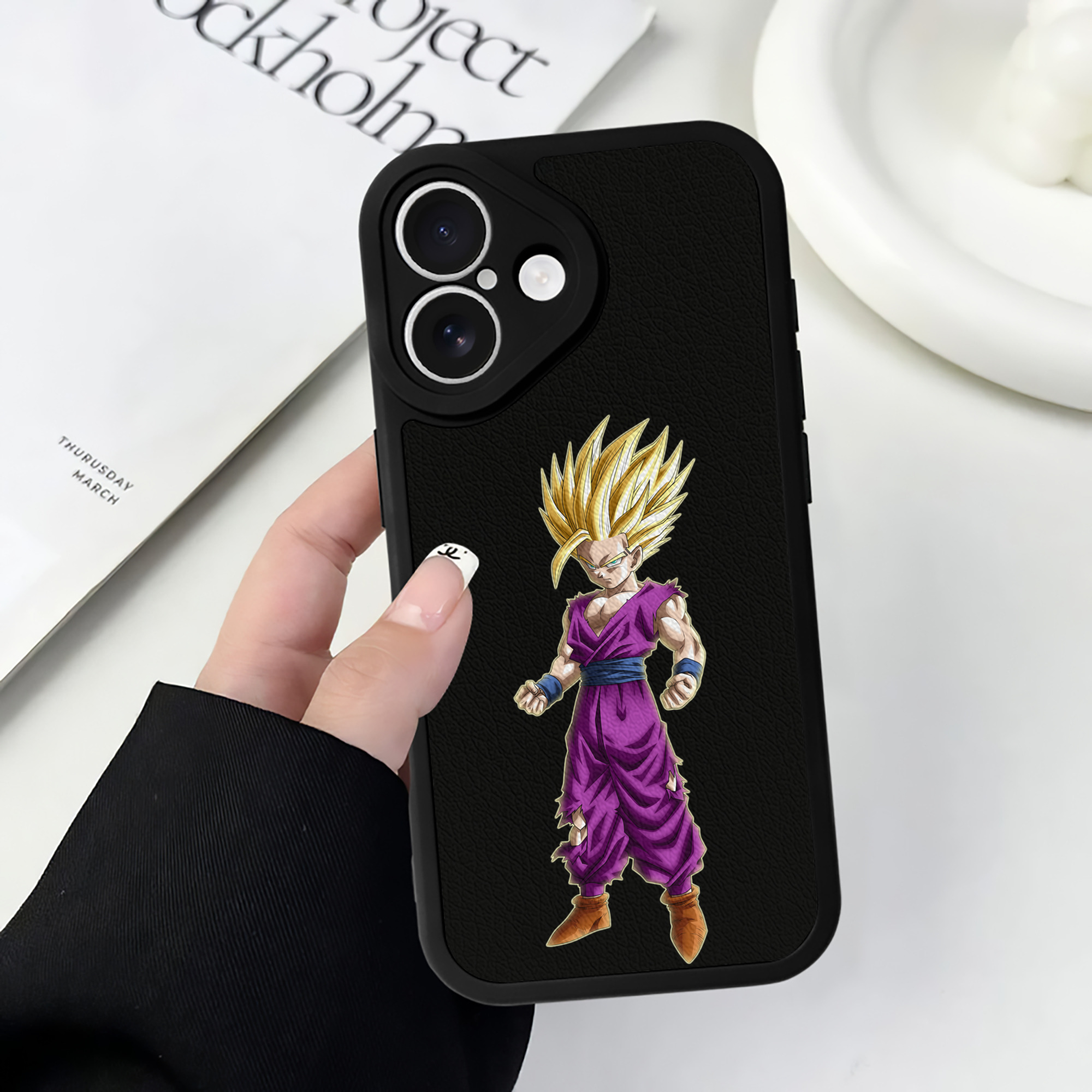 （画像用） ドラゴンボール 孫 悟飯（そんごはん）DRAGON BALL Son Gohan 【iPhone 16シリーズ対応】シリコンスマホケース（レザー調） 材質：シリコン